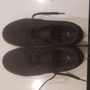 Black sneakers  Nike zoom Air  brand new never used size 8 us